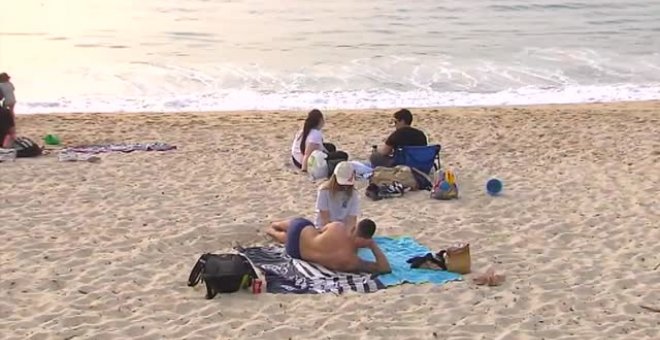 Las comunidades costeras se rebelan contra la ley para que las mascarillas sean obligatorias en playas y piscinas