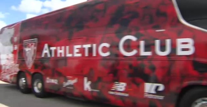 Aficionados del Athletic reciben a los jugadores en Sevilla sin aglomeraciones