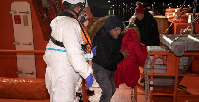 Rescatan a 36 magrebíes de una neumática a la deriva al sur de Fuerteventura