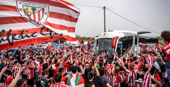 Aglomeraciones de miles de aficionados del Athletic al despedir a su equipo para la final de la Copa del Rey