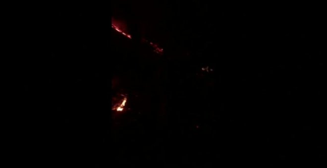 La lava del volcán Pacaya alcanza algunas aldeas locales en Guatemala