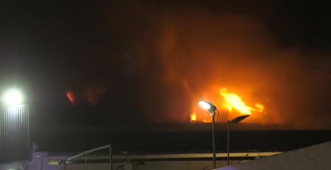 Un incendio en una nave industrial en Málaga moviliza docenas de bomberos