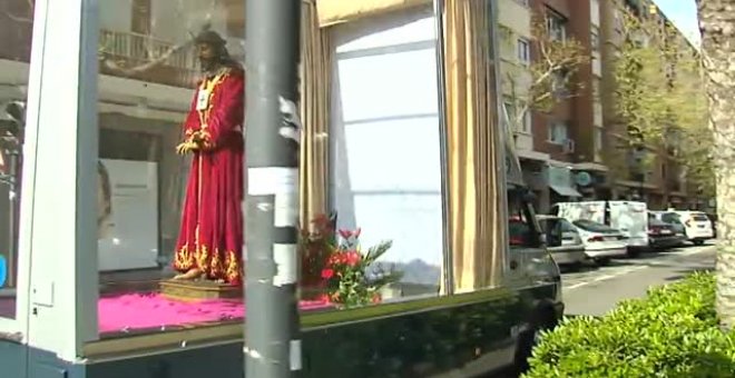 El Cristo de Medinaceli recorre las calles de Valencia en un 'papamóvil'
