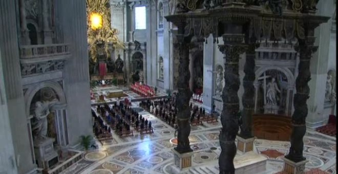 El papa preside la celebración de la Pasión en la Basílica de San Pedro