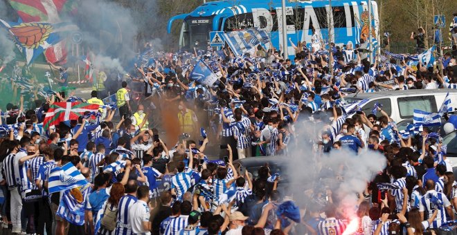 Miles de aficionados despiden a la Real Sociedad en su salida hacia Sevilla sin respetar las distancias de seguridad