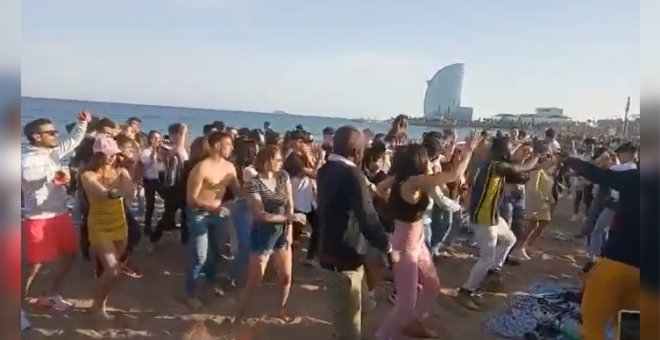 "Esto es insostenible ya": con la cuarta ola en ciernes, un vídeo de decenas de personas bailando en la playa de Barcelona desata la polémica