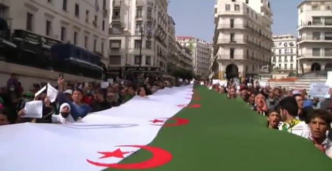 Miles de personas se manifiestan en Argel por la libertad y contra la élite política y militar