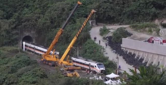 Varias grúas comienzan a mover los restos del tren siniestrado en Taiwán
