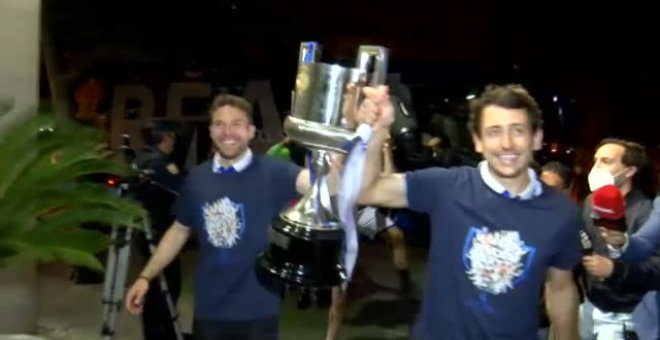 Los jugadores de la Real Sociedad festejan en el hotel su victoria en la Copa del Rey