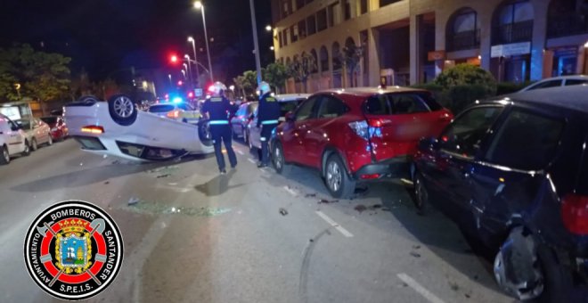 Un conductor colisiona contra cuatro vehículos, vuelca y huye del lugar en Santander
