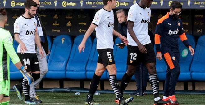El Valencia abandona unos minutos su partido de Liga tras denunciar insultos racistas a un jugador