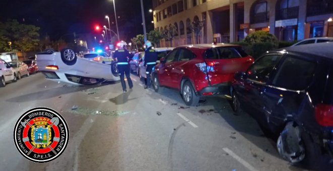 Un conductor que duplicaba la tasa de alcohol se sale de la vía, choca contra cinco vehículos aparcados y vuelca en Santander