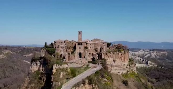 Civita Di Bagnoregio, una ciudad italiana medieval, está en peligro por la constante erosión