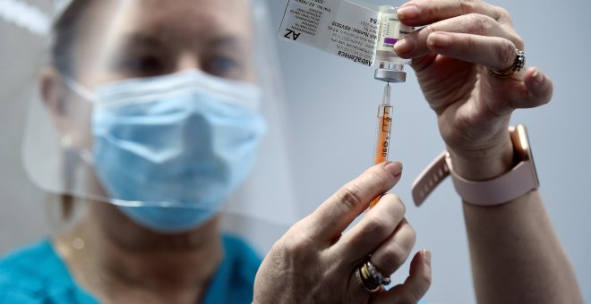 Un responsable de la EMA confirma un vínculo entre trombos y la vacuna de AstraZeneca