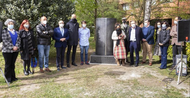 Torrelavega rinde homenaje a los sanitarios con una escultura en el exterior del hospital Sierrallana