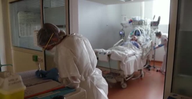 Los médicos franceses advierten que ha bajado la edad de los pacientes que mueren por covid