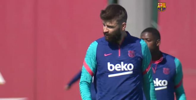 Piqué se entrena con el grupo aunque sigue siendo duda para el Clásico