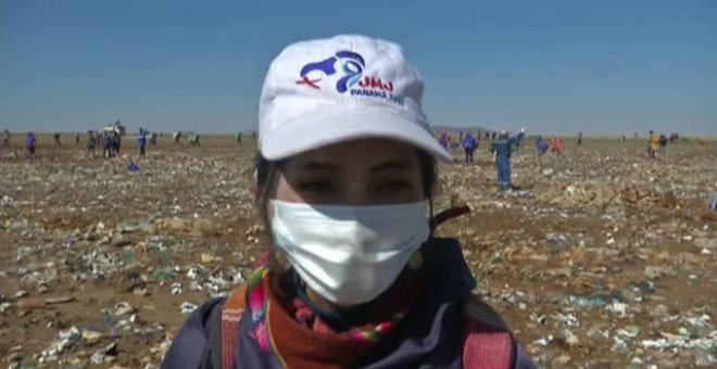 Limpian el contaminado lago Uru Uru de Bolivia convertido en un basurero