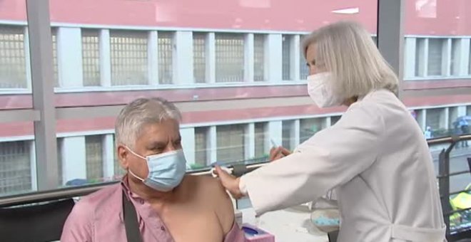 Enfermeros jubilados vacunan hoy en el tercer punto de macrovacunación en Madrid