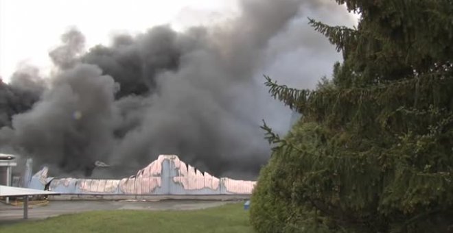 Los bomberos controlan un grave incendio en un polígono industrial de Lugo