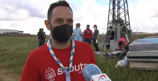 Voluntarios limpian el botellódromo de Jerez