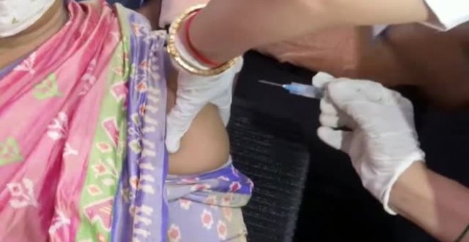 India celebra un "festival de la vacunación" para combatir la escalada de contagios
