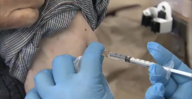 Japón empieza a vacunar a los mayores de 65 años