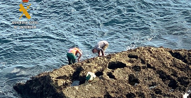 Detenidos dos furtivos por pescar percebes en la Punta de Sonabia