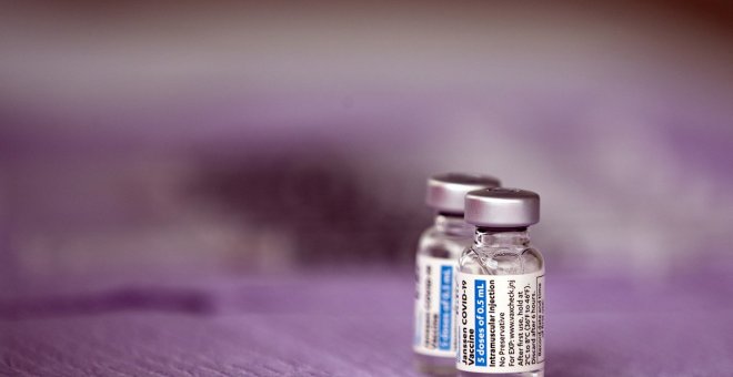 L'EMA continua recomanant la vacuna de Janssen malgrat trobar un "possible vincle" amb els coàguls sanguinis