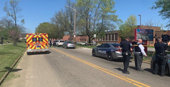 Muere un joven y un policía resulta herido en un tiroteo en un instituto de Tennessee