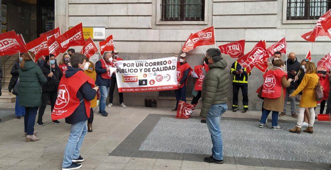 UGT y CCOO exigen que se frene el desmantelamiento de Correos destinado a privatizar el servicio