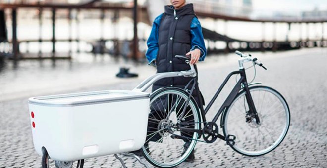 Este remolque transforma cualquier bicicleta en eléctrica solo cuando realmente hace falta