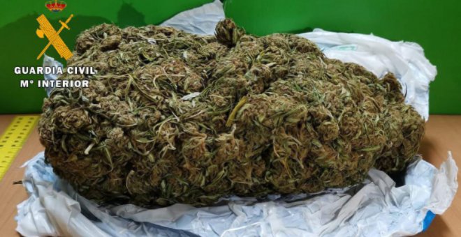 Arrestan en Albacete a un conductor con el carné retirado y con medio kilo de marihuana en el coche