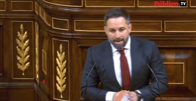 Abascal lleva un adoquín al Congreso y Errejón le responde: "Enseñar adoquines no trae nada bueno"