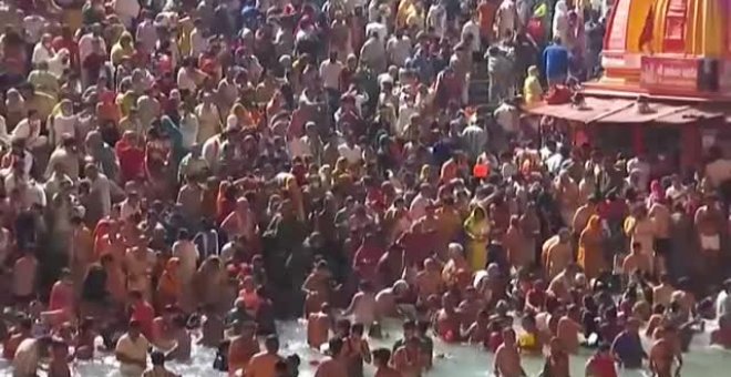 A pesar del COVID-19, cientos de miles de devotos se bañan en el Ganges