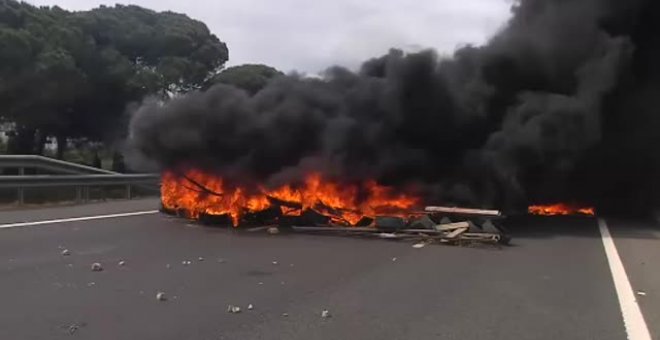 Corte de carretera y fuego en la protesta de Airbus