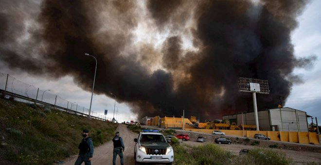 Un incendio arrasa varias naves industriales en Seseña