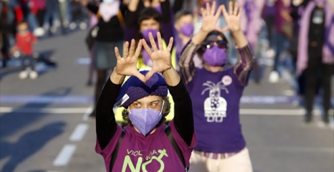 Asociaciones feministas exigen a Moreno que retire las subvenciones a entidades antiabortistas en Andalucía
