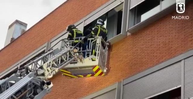 13 heridos leves por inhalación de humo en el incendio registrado en un edificio de viviendas de alquiler de Madrid