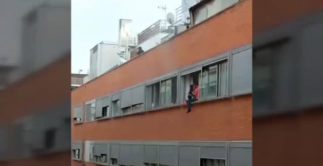 Unos padres intentan salvar la vida de su hijo descolgándolo por la ventana durante un incendio