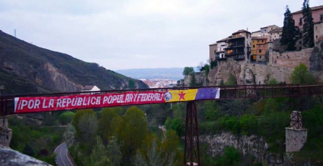 Despliegan una pancarta republicana frente a las Casas Colgadas de Cuenca y el Ayuntamiento la retira por "peligrosidad"