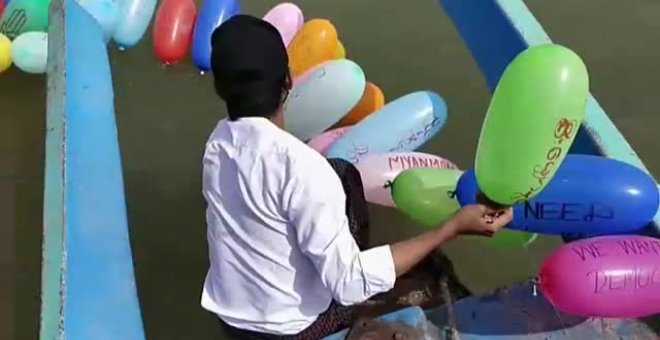 Decenas de globos de colores  inundan un río birmano como protesta contra la dictadura militar