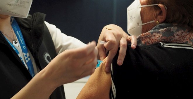 Sanidad debate espaciar las segundas dosis de la vacuna en menores de 79 años