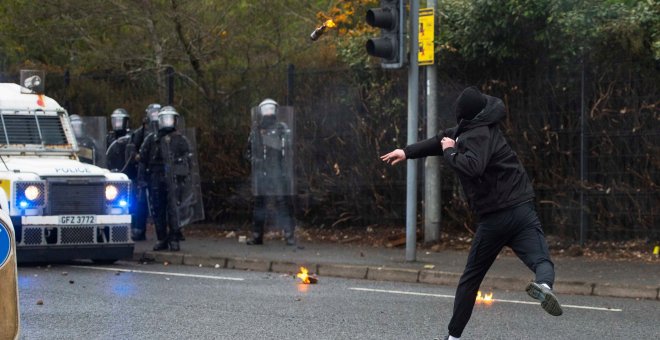 Años de desafección política en Irlanda del Norte devuelven la violencia a la calle