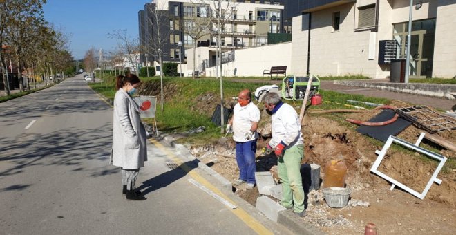 El Ayuntamiento instala un nuevo paso accesible de peatones en la calle Nemesio Mercapide