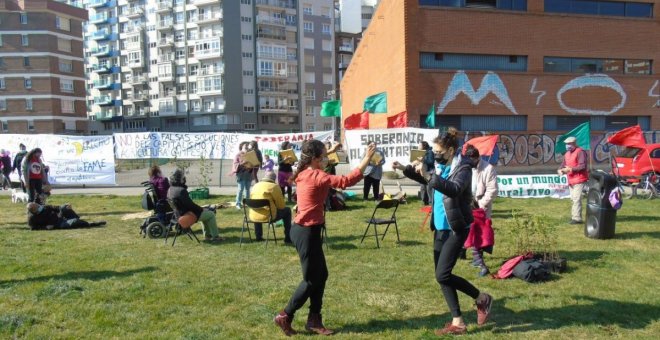 Planta d'arbolinos y música pa festeyar en Xixón el Día de les Lluches Campesines
