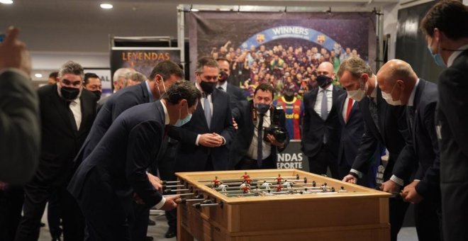 "Alguien que juega a un futbolín de tres defensas no es mi rey ni mi presidente": las mejores bromas de la partida entre Felipe VI y Pedro Sánchez