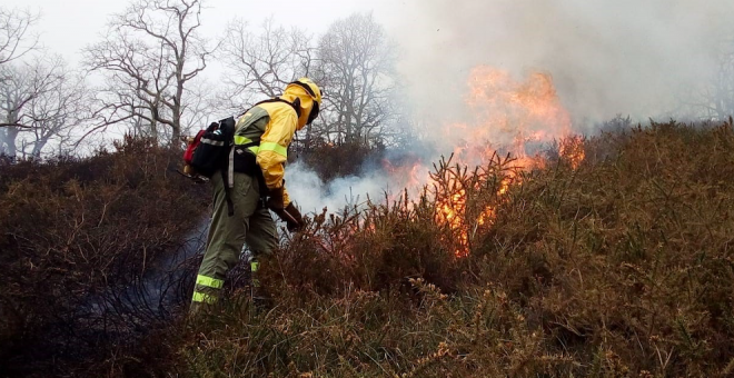 Extinguidos los dos incendios forestales de Selaya pero activo uno en Lamasón