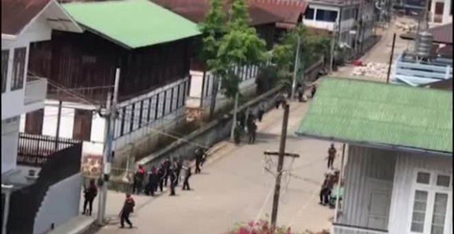 Militares disparan en Myanmar contra un grupo de manifestantes en plena calle