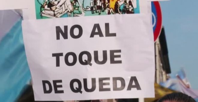 Centenares de argentinos claman contra las nuevas restricciones para frenar los contagios